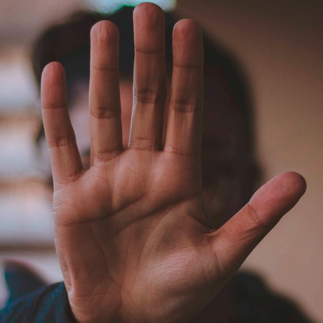 Imagen de una mano extendida en señal de ¡deténgase!