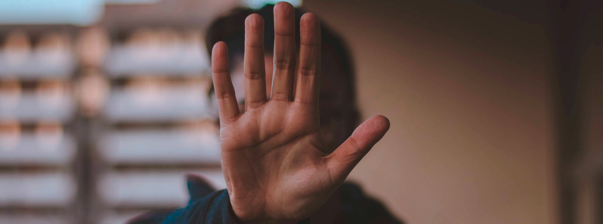 Imagen de una mano extendida en señal de ¡deténgase!