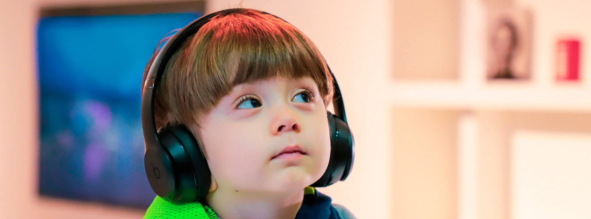 Niño pensativo con audifonos.