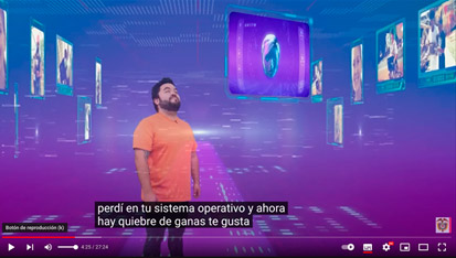 Muestra una captura del video en donde se ve a un hombre observando en silencio una pantalla. En la imagen se presenta el texto de los sutítulos automáticos que se puede leer en el siguiente párrafo.