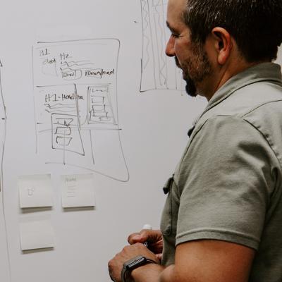 Señor frente al tablero