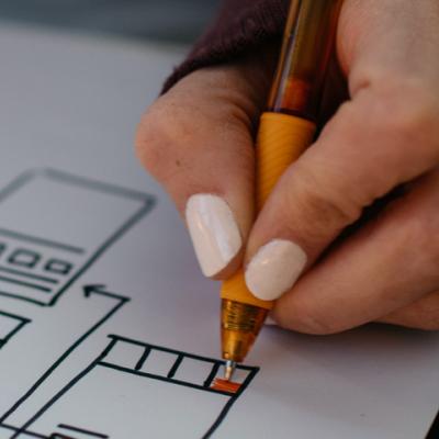 Mujer trabajando en wireframes