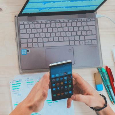 Persona trabajando en el computador.