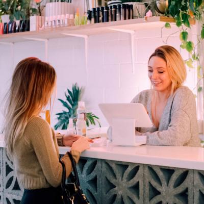 Una mujer jóven atendiendo a su clienta.